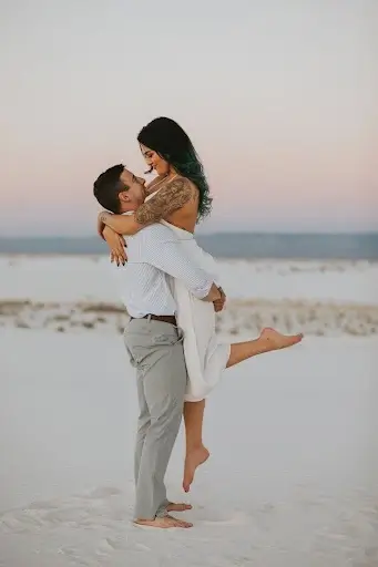 beach couple poses, couple romantic photoshoot