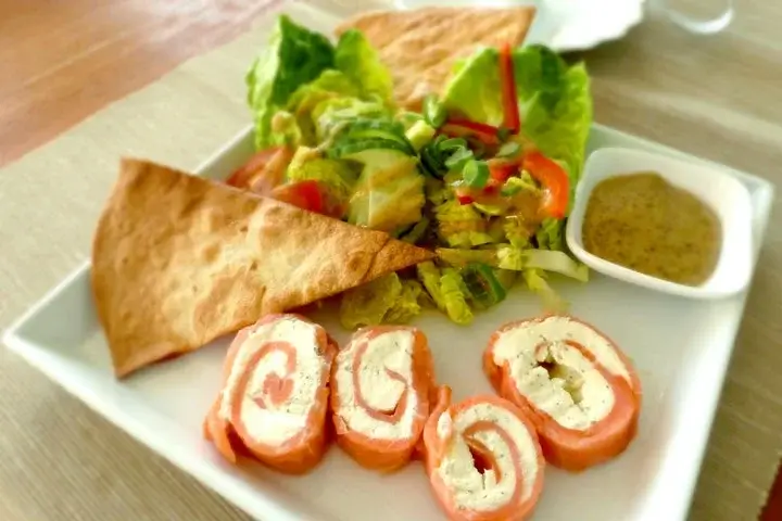 vegetable salad with flat bread, food photography guide