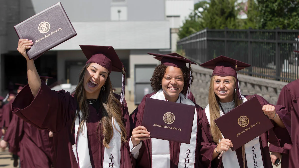 Wearing Your School's Colors, Best Graduation Picture Ideas